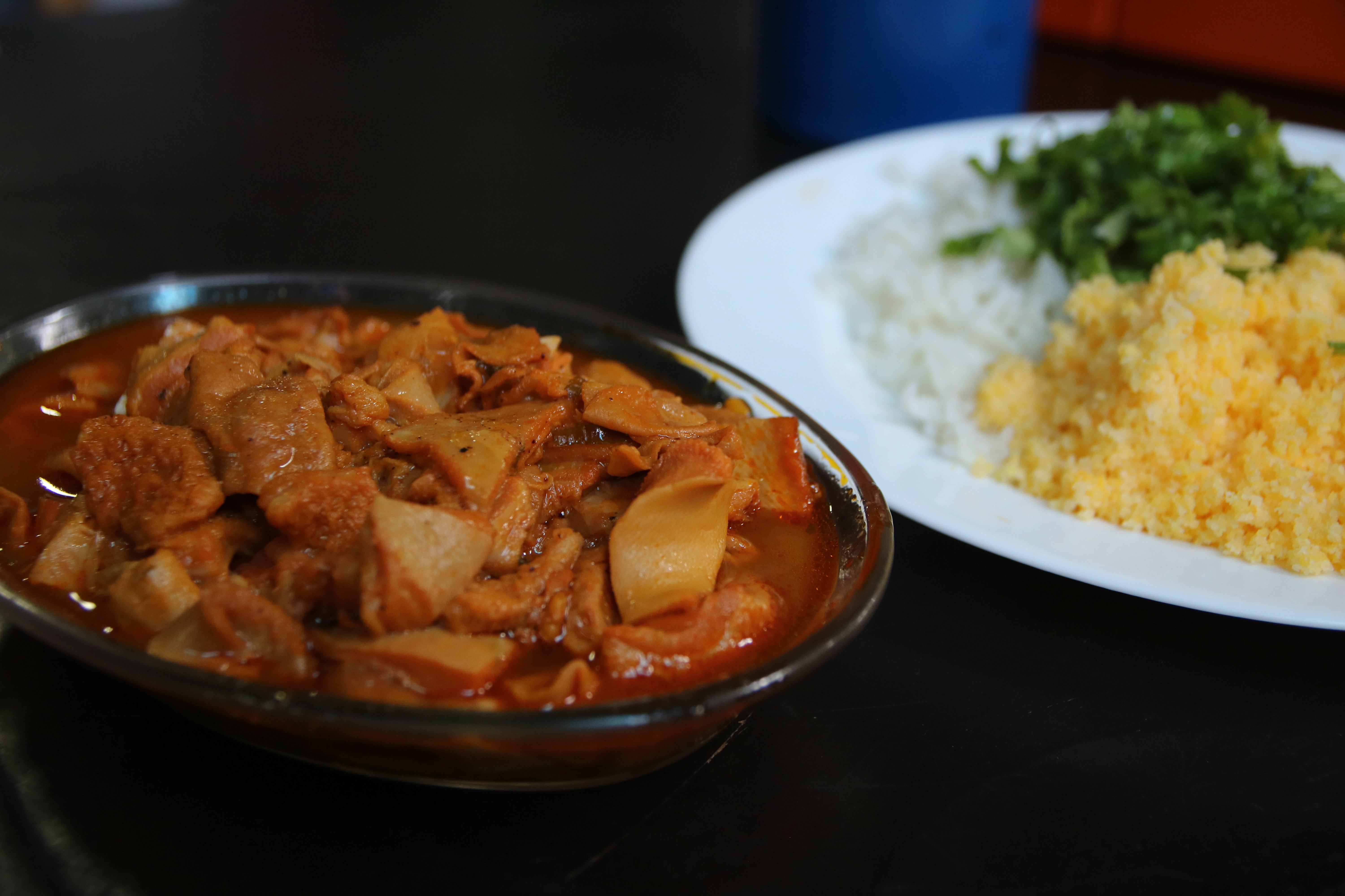 prato de panelada com arroz e cuscuz